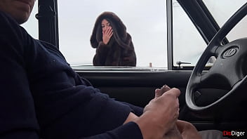 公共駐車場で見知らぬ人が車の窓から手コキしてくれました