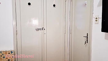 トレーラー。夫がバーに出かけているのをいいことに、妻はクローゼットに隠れていた運転手とセックスします。