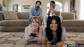 ゲームをする若い女性の継娘が変態継父に犯される