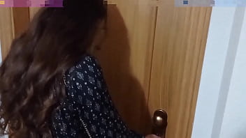 若い女性の女の子がお尻をたたき、男の子を罰します。フェラ口内射精ごっくん。シャナックスナウ