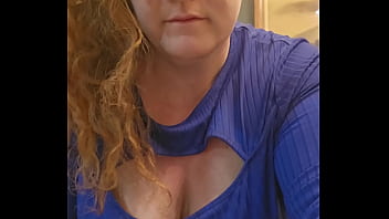 この赤毛のぽっちゃり系女性のための今日の青い衣装