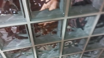 シャワーを浴びている彼女を見ると熱くなります!!私の義妹の雌犬はシャワーを浴びており、翌日彼女は私の部屋で入浴し、膣をいじるためにディルドを持ってきました。自家製ポルノ