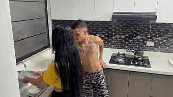 義理の兄弟の素人カップルが義父の留守中にキッチンでセックスします。