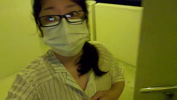 マンションの通路を歩き露出オナニーで興奮する人妻：フル動画は→https://www.xvideos.red/channels/aika-frau