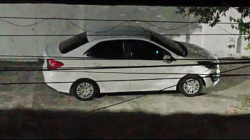 家の前の車の中で恋人とセックスし、笑顔でいっぱいになって帰ってくる