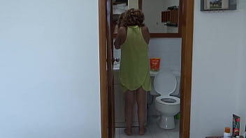59歳の美熟女が海に行く前に水着姿を披露