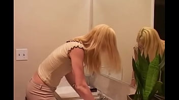 LEAH LUV в брекетах молодой женщине, огромный член, глубокая глотка, минет и камшот на лицо