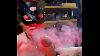 熟女キャットウーマンが私が射精するまで喫煙して私のペニスをしゃぶってくれます！