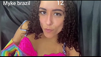 2 人の美しい女性と本当にクールな友達が素晴らしいパーティーをしているカーニバル パーティー
