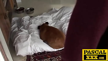 Зрелую шлюшку сексуально наказывают за слишком много шума