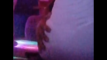 私たちはパーティーに出かけ、それから私は彼女の膣に手を全部入れて彼女を性交しました！もっと私たち: juanlatino4?