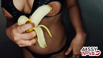 セクシーな若い女性素人女の子がセクシーなランジェリーのブラジャー パンティを着て体とマンコにバナナで遊ぶ