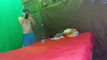 継母の不倫は最高です!!彼女は、新しい恋人とセックスするために私のアパートを貸して、その代わりに性的出会いを記録するためにカメラを設置しておくのを許可すると言いました。