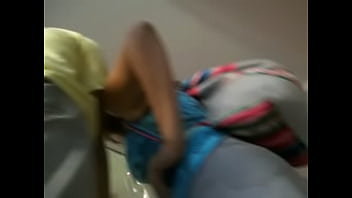 サンティアゴからのスカート盗撮の下で