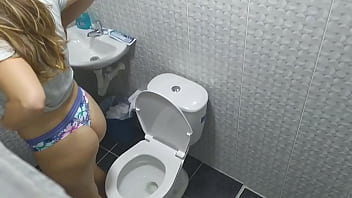 義妹がトイレに入ってくるのを覗き見します。いやあ、なんておいしいお尻でしょう！