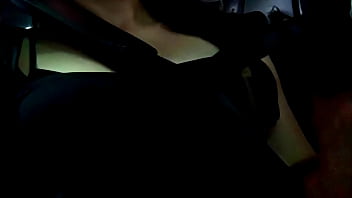 私が Uber の旅行代金をどのように支払ったかを見てください。運転手さんにザーメンを全部ごっくんさせられました！