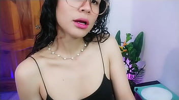 lei è cattiva e gioca con le sue dita bagnate