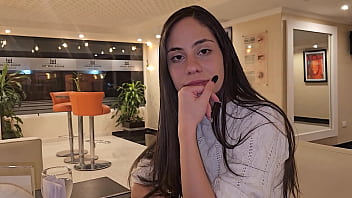 ホテルで旧友に会い、彼女の部屋に招待されました。