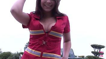 巨大なおっぱいとお尻を持つゴージャスなブルネットの爆弾が屋外で犯され、素晴らしいフェラをする