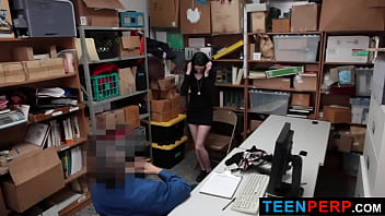 LP職員のマーカス・ロンドンが通報を受け、容疑者をLPの裏事務所に連行 - Teenperp