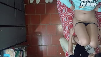 КАМЕРА записывает, как СТАРШИЙ ПАСЫНИК ЗАНИМАЕТСЯ СЕКСОМ С МАЧЕХОЙ - камера установлена на потолке и они трахаются