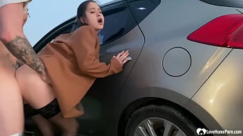 拾われた可愛い人が車で犯される