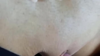 興奮しました、あなたの太いチンポを私の太いマンコに入れてください