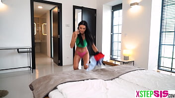 巨乳のヨーロッパ人の継妹が継兄の性行為とパンティーの匂いを嗅いでいるのを捕まえた