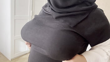 友人のアラブ人の妻がおっぱいを見せた