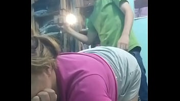 携帯電話で撮影しながらガールフレンドの尻尾をしゃぶる