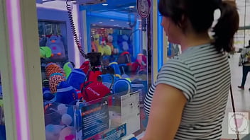 大きなお尻のラテン系熟女と散歩する完全ビデオ。