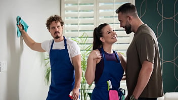 夫の人生が悲しくなるにつれて妻ははしごを登る