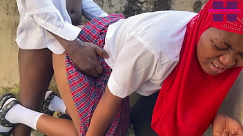 SWITPUSSY9JA と Big Cock TUNZ は、先生の窓でセックスしているところを目撃されそうになった 2 人の生徒です。レッドを購読してください