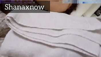 ディルドを使った網タイツの本当のオーガズムの痙攣でオナニーする若い女性