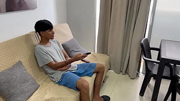 私の義理の妹は、友達のH.L.と映画に連れて行く代わりに、私に乱暴なセックスを申し出てきました。