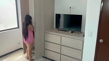 私の小さな義妹は、自分のマンコにチンポが入るのがどんな感じかを知りたがっています。私は彼女のマンコの中に入ります。