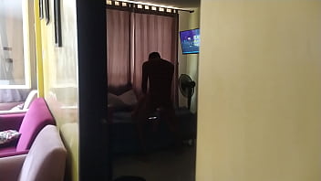 寝取られ夫が屋外で別の男が私を犯し、私たちの部屋で私のマンコに中出しする様子を撮影
