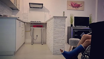 Une salope avec une cheville cassée et une jambe moulée dans un fauteuil roulant m'a demandé de l'aide, lui a donné du sperme sur le visage et dans les yeux, à la place de l'exploit. Adeline et Adam Tiny,