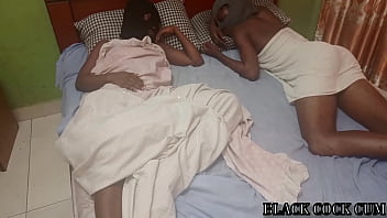 彼女の誕生日の夜に彼女の親友を黒スキニーマンコと3pセックス