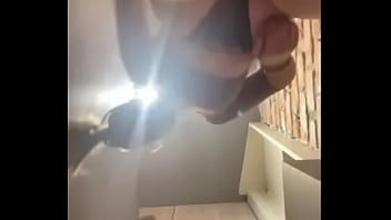 公衆の面前での極端なクソ。公衆の面前で潮吹き＆アナルファック！クソをクローズアップ。たくさん潮吹きしてください。マンコを指マン。射精しないようにしてください