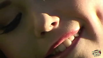 このぽっちゃりブルネットは、ふしだらな女のように手マンされてお尻を犯されるのが好き