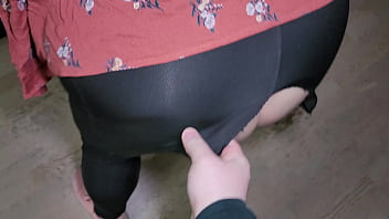 破れたレギンスを履いたぽっちゃり系従順なママの大きなお尻で激しくファックして中出しする