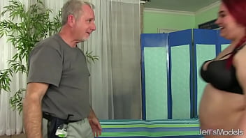毛むくじゃらの大きな入札者のための満足のいくマッサージとマンコいじり
