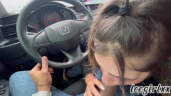 私たちは渋滞にはまってしまい、運転手は別の支払いを求めてきました。ブロンドは公共の場で大きなエッチな女の子をしゃぶった | SHEERで全編視聴する