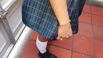 学校の制服を着た若いがスポーツの先生と一緒にホテルに行きます。幸運な男が彼女に初めてオナニーするよう説得し、ストッキングを脱がずに素敵なマンコを披露する、エッチでセクシーな女の子