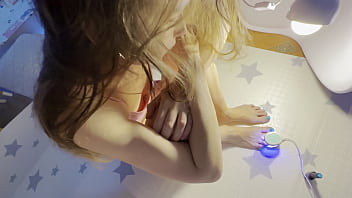 Молодая 18-летняя домохозяйка, которая хочет, чтобы ее разблокировал любой богатый мужчина из США и забеременела на его территории.