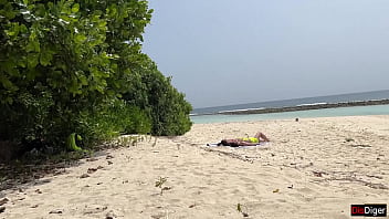 盗撮変質者が巨乳熟女とその継娘をしごき、日光浴中に顔に射精する