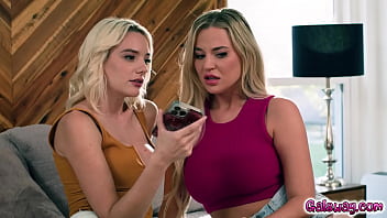 ケナ・ジェームズとブレイク・ブロッサムの遊び心のあるレズビアンセックスと生意気な答え