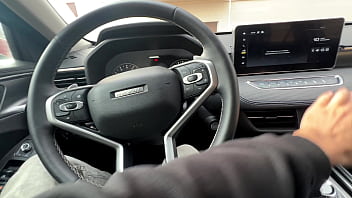 街頭ナンパした熟女が車内フェラで口一杯のザーメンを発射