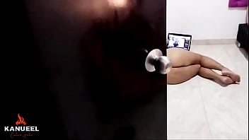 ブルネットの継母の豊かなお尻が自分の部屋でオナニーしているところを捕らえられましたが、彼女は私が彼女をスパイしていることに気づきませんでした